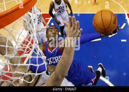 Philadelphia, Pennsylvania, USA. 9 Mar 2014. 8 marzo 2014: PHILADELPHIA 76ers guardia di ripresa Tony Wroten (8) va per il colpo su Utah Jazz center Enes Kanter (0) durante il gioco NBA tra Utah Jazz e la Philadelphia 76ers presso la Wells Fargo Center di Philadelphia, Pennsylvania. Il Jazz ha vinto 104-92. (Christopher Szagola/Cal Sport Media) © csm/Alamy Live News Foto Stock