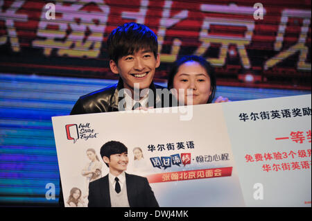 Pechino, Cina. 9 Mar 2014. Il cinese attore e cantante Zhang Han (L) pone per le foto con una ventola durante una ventola evento riunione a Pechino Capitale della Cina, 9 marzo 2014. © Meng Tao/Xinhua/Alamy Live News Foto Stock