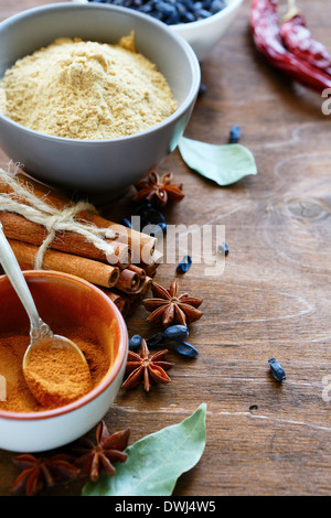 Le spezie in ciotole e sulla scheda, cibo Foto Stock
