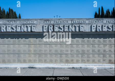 Fogliano Redipuglia, Italia - 9 March 2014: le scale e le croci del WWI memorial costruita nel 1938 Foto Stock