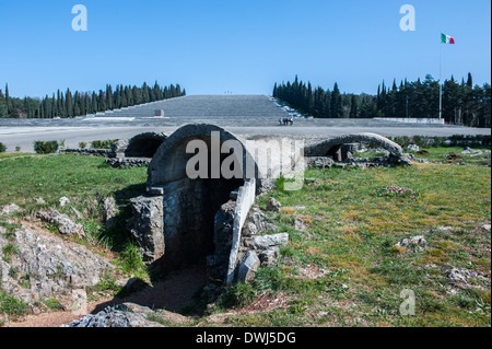 Fogliano Redipuglia, Italia - 9 March 2014: una trincea originale presso il memoriale della PRIMA GUERRA MONDIALE Foto Stock