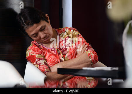 Putrajaya, Malaysia. Decimo Mar, 2013. Un membro della famiglia dei passeggeri a bordo di un missing Malaysia Airlines piano prende un pisolino dopo più di 40 ore di attesa in un albergo a Putrjaya, al di fuori di Kuala Lumpur, Malesia, Sabato, 10 marzo 2014. Aeromobili vietnamita spotted cosa sospetta è stata una delle porte del mancante Boeing 777 di domenica, mentre le questioni emerse circa il modo in cui due passeggeri sono riusciti a bordo della sfortunata aerei utilizzando passaporti rubati. Credito: Joshua Paul/NurPhoto/ZUMAPRESS.com/Alamy Live News Foto Stock
