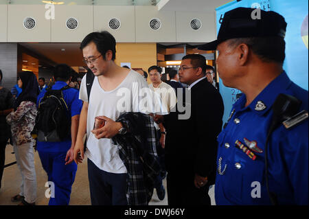 Putrajaya, Malaysia. Decimo Mar, 2014. Un membro della famiglia dei passeggeri a bordo di un missing Malaysia Airlines aereo da Pechino arriva in un hotel in Putrajaya, al di fuori di Kuala Lumpur, Malesia, Sabato, 10 marzo 2014. Radar militari indica che manca il Boeing 777 getto di Malaysia Airlines può avere ruotato indietro, Malaysia Air force chief detto Domenica decine e decine di navi e di aeromobili di tutta l'Asia riprende una battuta di caccia per il piano e la sua 239 passeggeri. Credito: Joshua Paul/NurPhoto/ZUMAPRESS.com/Alamy Live News Foto Stock