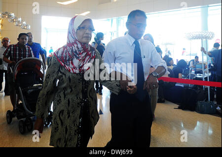 Putrajaya, MYS. Decimo Mar, 2014. Afamily stati di passeggeri a bordo di un piano mancante essendo scortato lontano per la sicurezza in un hotel in Putrjaya, al di fuori di Kuala Lumpur, Malesia, Sabato, 10 marzo 2014. Radar militari indica che manca il Boeing 777 getto di Malaysia Airlines può avere ruotato indietro, Malaysia Air force chief detto Domenica decine e decine di navi e di aeromobili di tutta l'Asia riprende una battuta di caccia per il piano e la sua 239 passeggeri. Credito: Joshua Paul/NurPhoto/ZUMAPRESS.com/Alamy Live News Foto Stock