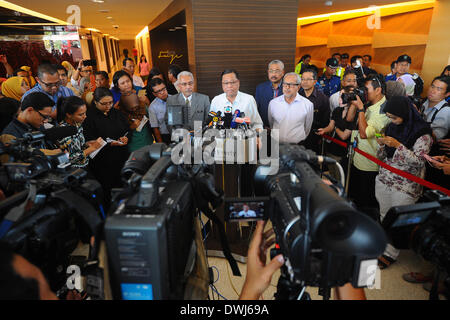 Putrajaya, MYS. Decimo Mar, 2014. Datuk Seri Ismail Sabri, ministro dell'agricoltura risponde alle domande nel corso di una conferenza stampa presso un hotel in Putrjaya, al di fuori di Kuala Lumpur, Malesia, Sabato, 10 marzo 2014. Radar militari indica che manca il Boeing 777 getto di Malaysia Airlines può avere ruotato indietro, Malaysia Air force chief detto Domenica decine e decine di navi e di aeromobili di tutta l'Asia riprende una battuta di caccia per il piano e la sua 239 passeggeri. Credito: Joshua Paul/NurPhoto/ZUMAPRESS.com/Alamy Live News Foto Stock