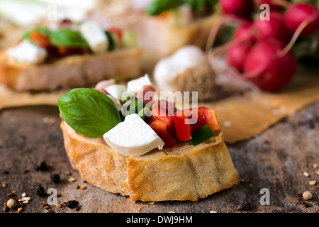 Unico bruschetta con formaggio e verdure.Il fuoco selettivo nel mezzo della bruschetta Foto Stock