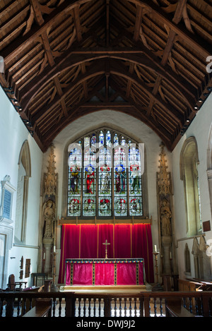 Altare e vetrata interno di San Giovanni Battista, burford, Cotswolds, Oxfordshire, Inghilterra Foto Stock