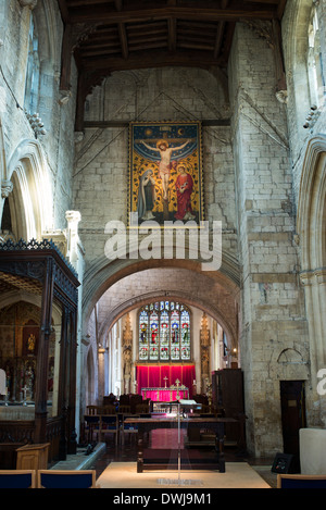 Altare e vetrata interno di San Giovanni Battista, burford, Cotswolds, Oxfordshire, Inghilterra Foto Stock