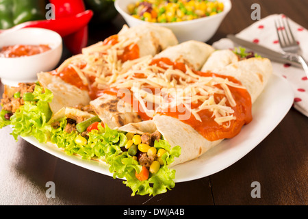 Burrito avvolgere nella piastra.Il fuoco selettivo sul lato destro burrito Foto Stock