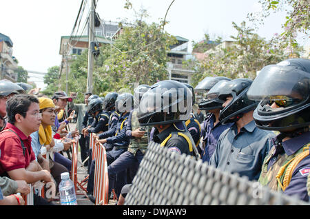 Phnom Penh Cambogia. 5 febbraio, 2014. Polizia e manifestanti uno scambio di parole. 8 marzo 2014, Phnom Penh Cambogia. © George Nickels/NurPhoto/ZUMAPRESS.com/Alamy Live News Foto Stock