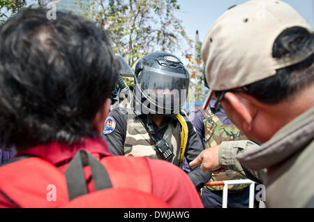 Phnom Penh Cambogia. 5 Feb 2014. manifestanti esprimere il loro punto di vista alla polizia. 8 marzo 2014, Phnom Penh Cambogia. © George Nickels/NurPhoto/ZUMAPRESS.com/Alamy Live News Foto Stock