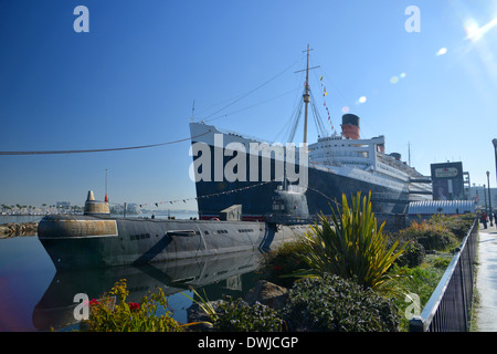 Queen Mary, 1936 art deco Cunard ocean liner e sottomarino russo B427 Scorpion ormeggiato a Long Beach, California Foto Stock