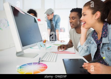 Foto casuale redattori con tavoletta grafica Foto Stock