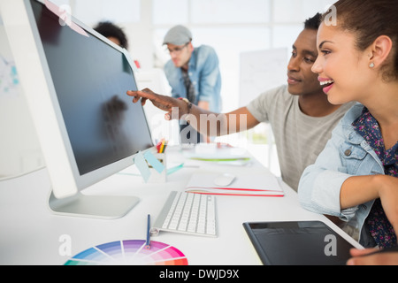 Foto casuale redattori con tavoletta grafica Foto Stock