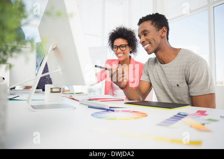 Felice informale gli editor di foto utilizzando tavoletta grafica Foto Stock