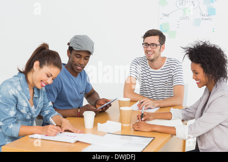 Il gruppo di artisti felice in discussione alla scrivania Foto Stock