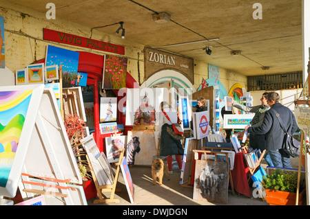 Arte in vendita al di fuori delle gallerie nel quartiere degli artisti sul lungomare di Brighton, East Sussex, Regno Unito Foto Stock