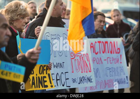 Brno, Repubblica Ceca. 8 Mar 2014. Pro manifestanti ucraini tenere i manifesti con anti-Putin slogan durante una manifestazione contro l'occupazione russa della Crimea ucraino di Brno, in Repubblica Ceca, sabato 8 marzo, 2014. © Igor Zehl/CTK foto/Alamy Live News Foto Stock