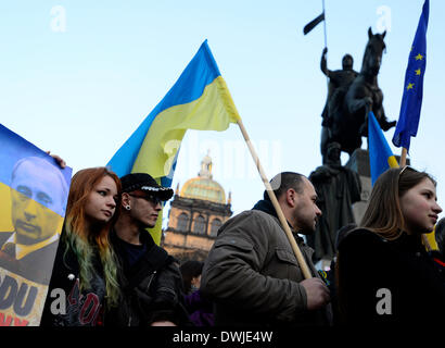 Praga, Repubblica Ceca. 8 Mar 2014. Pro manifestanti ucraini sono visti durante una manifestazione contro l'occupazione russa della Crimea ucraino a Praga Repubblica Ceca, sabato 8 marzo, 2014. © Roman Vondrous/CTK foto/Alamy Live News Foto Stock