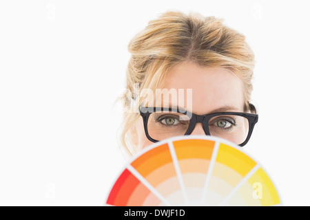 Designer biondo con gli occhiali tenendo la ruota dei colori Foto Stock