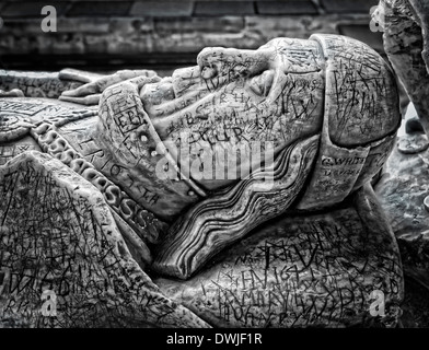 Graffiti coperte di scultura in marmo del cavaliere su una storica tomba nel Regno Unito Foto Stock