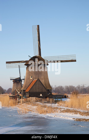 Due classici mulini a vento in inverno con cielo blu Foto Stock