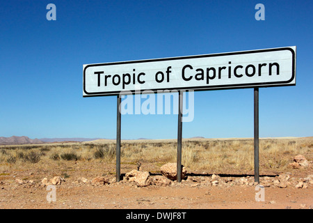 Tropico del Capricorno segno su un deserto remoto strada in Namibia Foto Stock