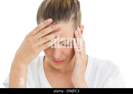 Donna con un mal di testa con la sua testa con le mani Foto Stock