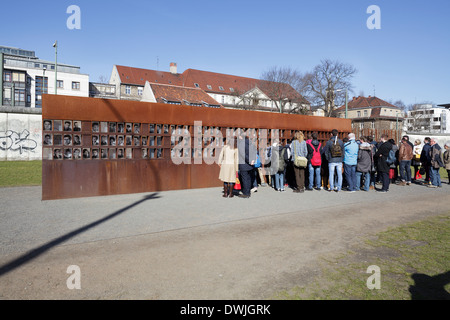 Bernauer Strasse Memorial, parete di foto alle vittime del muro di Berlino, Berlino, Germania Foto Stock