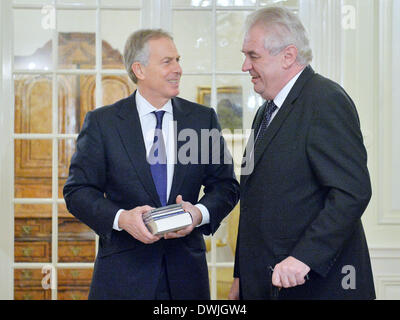 Praga. 8 Mar 2014. Il presidente ceco Zeman, destro, e l ex Primo Ministro britannico Tony Blair sono visto prima del loro incontro presso il castello di Lany vicino a Praga, sabato 8 marzo, 2014. © Michal Dolezal/CTK foto/Alamy Live News Foto Stock