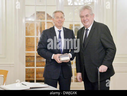 Praga. 8 Mar 2014. Il presidente ceco Zeman, destro, e l ex Primo Ministro britannico Tony Blair si pongono per i fotografi prima del loro incontro presso il castello di Lany vicino a Praga, sabato 8 marzo, 2014. © Michal Dolezal/CTK foto/Alamy Live News Foto Stock