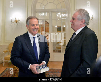 Praga. 8 Mar 2014. Il presidente ceco Zeman, destro, e l ex Primo Ministro britannico Tony Blair sono visto prima del loro incontro presso il castello di Lany vicino a Praga, sabato 8 marzo, 2014. © Michal Dolezal/CTK foto/Alamy Live News Foto Stock