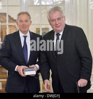 Praga. 8 Mar 2014. Il presidente ceco Zeman, destro, e l ex Primo Ministro britannico Tony Blair si pongono per i fotografi prima del loro incontro presso il castello di Lany vicino a Praga, sabato 8 marzo, 2014. © Michal Dolezal/CTK foto/Alamy Live News Foto Stock