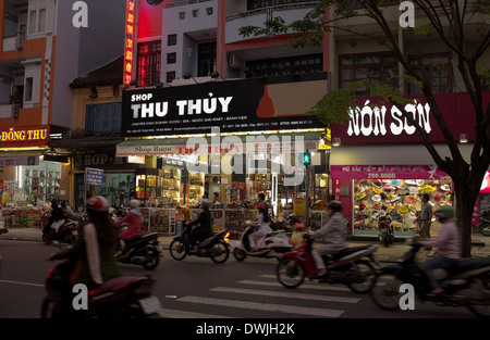 Scena di strada di notte a Danang Foto Stock