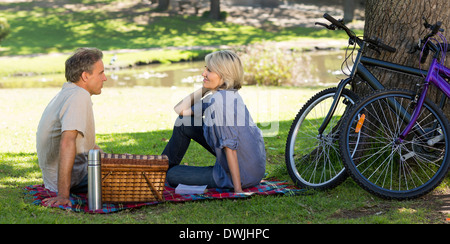 Giovane godendo picnic nel parco Foto Stock