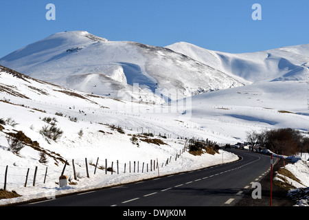 strada di montagna in inverno, Parco Regionale dei Vulcani d'Alvernia, Puy de Dome, Auvergne, Massiccio Centrale, Francia Foto Stock