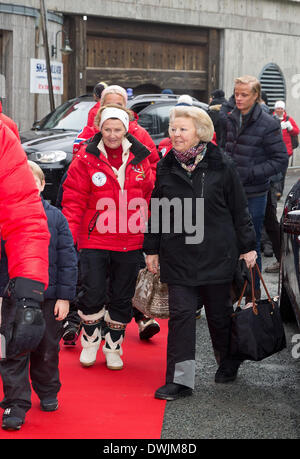 Holmenkollen, Oslo, Norvegia. 09Mar, 2014. Regina Sonja di Norvegia (C,L) e la principessa Beatrice dei Paesi Bassi (C, R) frequentano l'Holmenkollen salto con gli sci di Holmenkollen, Oslo, Norvegia, 09 marzo 2014. Foto: RPE/ Albert Nieboer/dpa/Alamy Live News Foto Stock