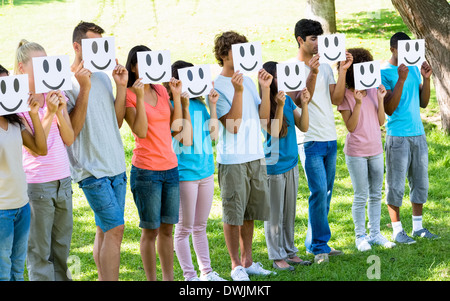 Amici faccine di contenimento nella parte anteriore delle facce Foto Stock