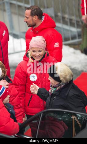 Holmenkollen, Oslo, Norvegia. 09Mar, 2014. Il principe ereditario Haakon (C, indietro), Crown Princess Mette-Marit di Norvegia (C) e la principessa Beatrice dei Paesi Bassi (R, anteriore) frequentano l'Holmenkollen salto con gli sci di Holmenkollen, Oslo, Norvegia, 09 marzo 2014. Foto: RPE/ Albert Nieboer/dpa/Alamy Live News Foto Stock