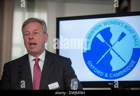 Londra, Regno Unito. Decimo Mar, 2014. Robert Gillespie Presidente della gara The-Boat Company presenta una nota fondamentale discorso. Il Cambridge e Oxford University equipaggio annunci e pesare In sia per uomini e per donne università le regate. La donna evento sponsorizzato da Newton avviene il 30 marzo e uomini evento sponsorizzato da BNY Mellon avrà luogo il 6 aprile 2014. Credito: Azione Sport Plus/Alamy Live News Foto Stock