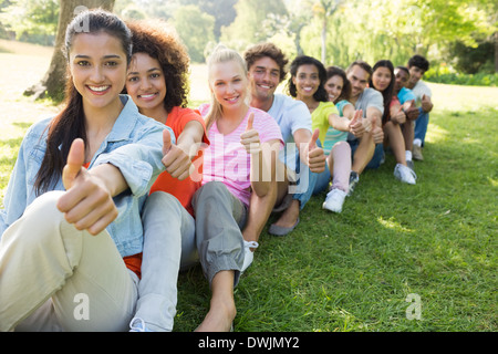 Certi amici gesticolando pollice in alto Foto Stock