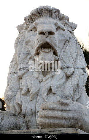 Antica statua di Lion in sfondo cielo al memoriale della Victoria Gate, Kolkata, India. Foto Stock