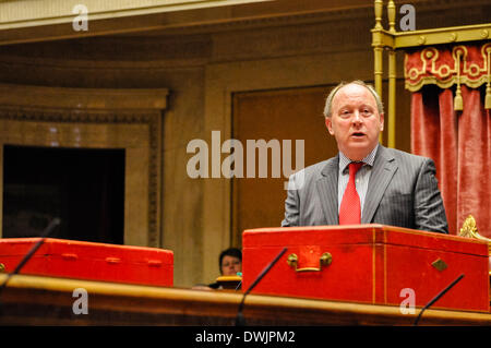 Belfast, Irlanda del Nord. 10 mar 2014 - Jim Allister (TUV) parlare in aula al Senato, gli edifici del Parlamento europeo, Stormont. Credito: Stephen Barnes/Alamy Live News Foto Stock