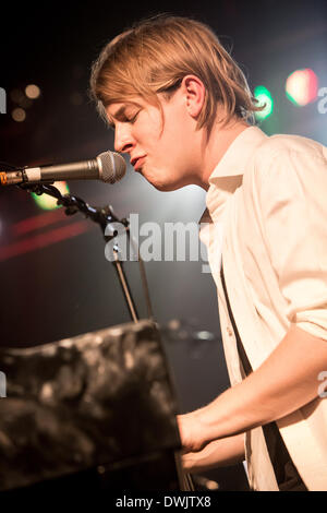 Milano Italia. 09 marzo 2014. Il cantautore britannico TOM ODELL eseguire live presso il club della musica Magazzini Generali durante la lunga strada giù per Tour 2014' Foto Stock