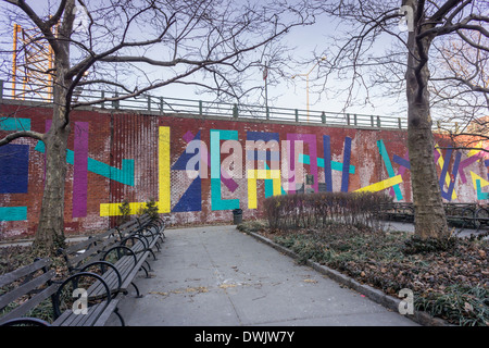 Un murale in Bridge Park 1 dal 2013 dall'artista Eltono sul lato della Brooklyn Queens Expressway (BQE) in Brooklyn Foto Stock