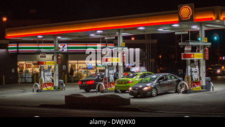 Le vetture del gas fino in corrispondenza di una stazione di rifornimento Shell nel Long Island City quartiere di Queens a New York Foto Stock