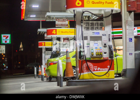 Le vetture del gas fino in corrispondenza di una stazione di rifornimento Shell nel Long Island City quartiere di Queens a New York Foto Stock