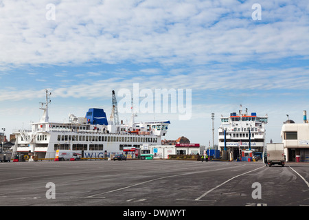 Auto non occupato area di impilamento per traghetto per l'Isola di Wight a Portsmouth. Foto Stock