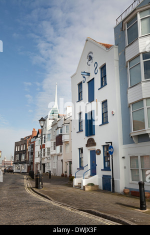 Portsmouth Sailing Club e strada di ciottoli della Vecchia Portsmouth. Foto Stock