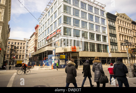 Costruzione su Broadway nel quartiere di Soho di New York il Mercoledì, 5 marzo 2014. (© Richard B. Levine) Foto Stock